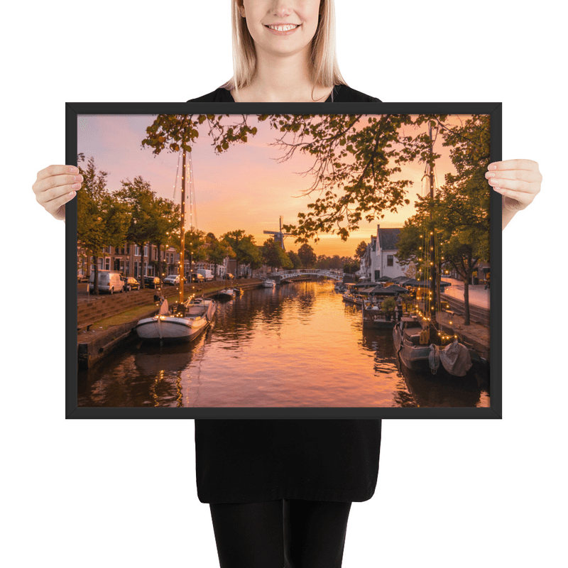 Skutsje in Dokkum bij zonsondergang