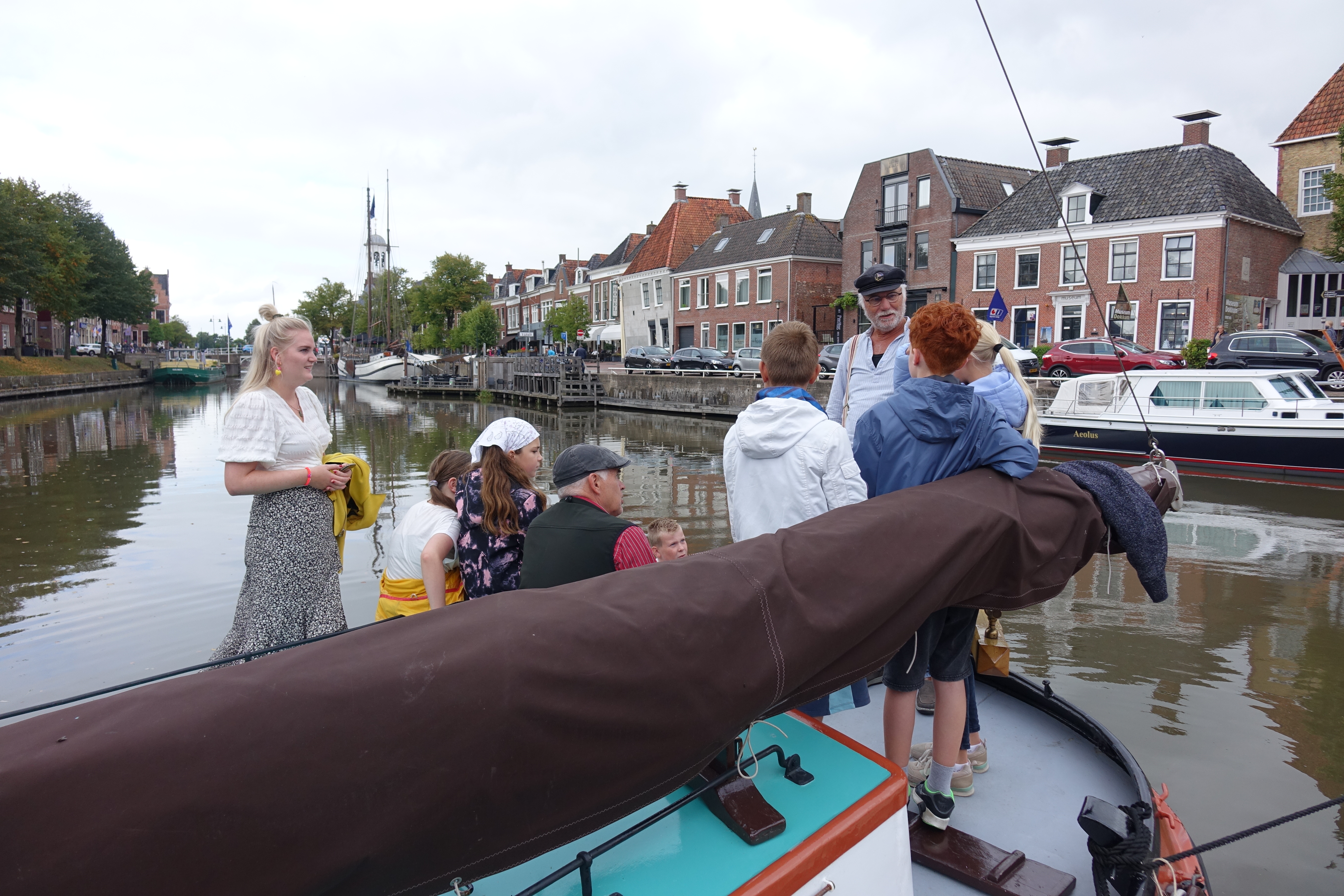 Kinderen aan boord van het skûtsje in de Dokkumer binnenstad