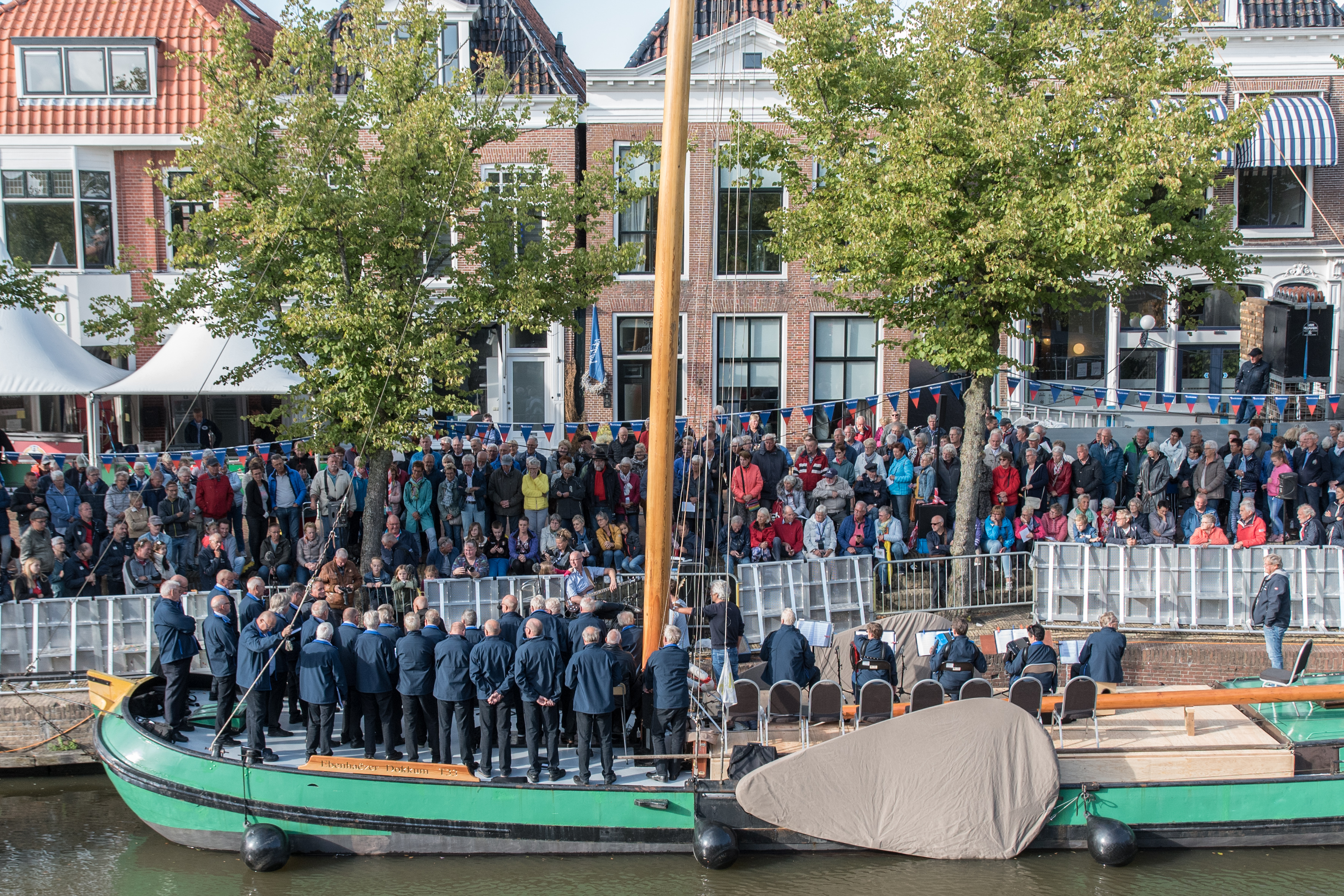 Feestelijke sfeer rond het skûtsje tijdens de Admiraliteitsdagen
