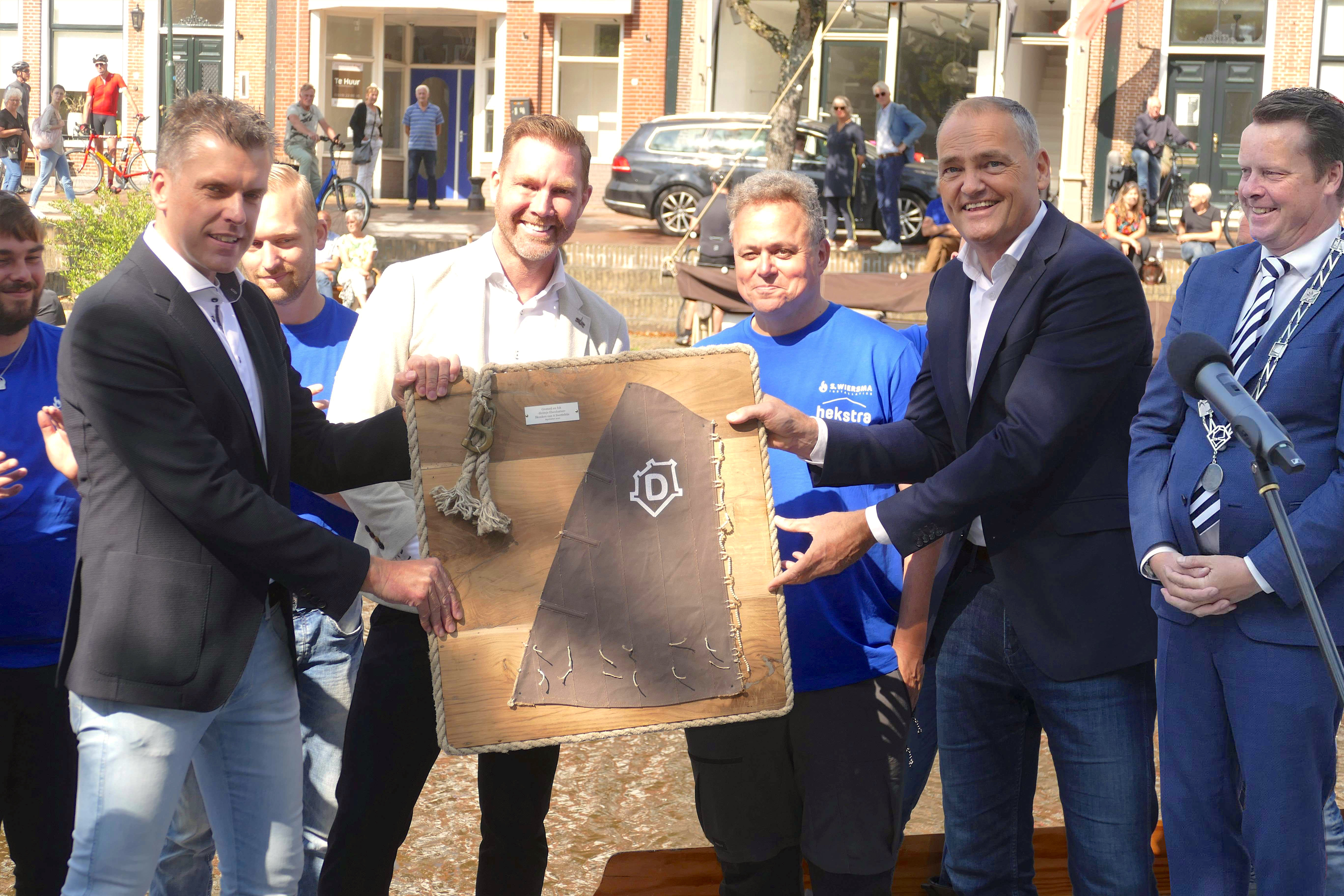 Ceremoniële overhandiging van het oude grootzeil
