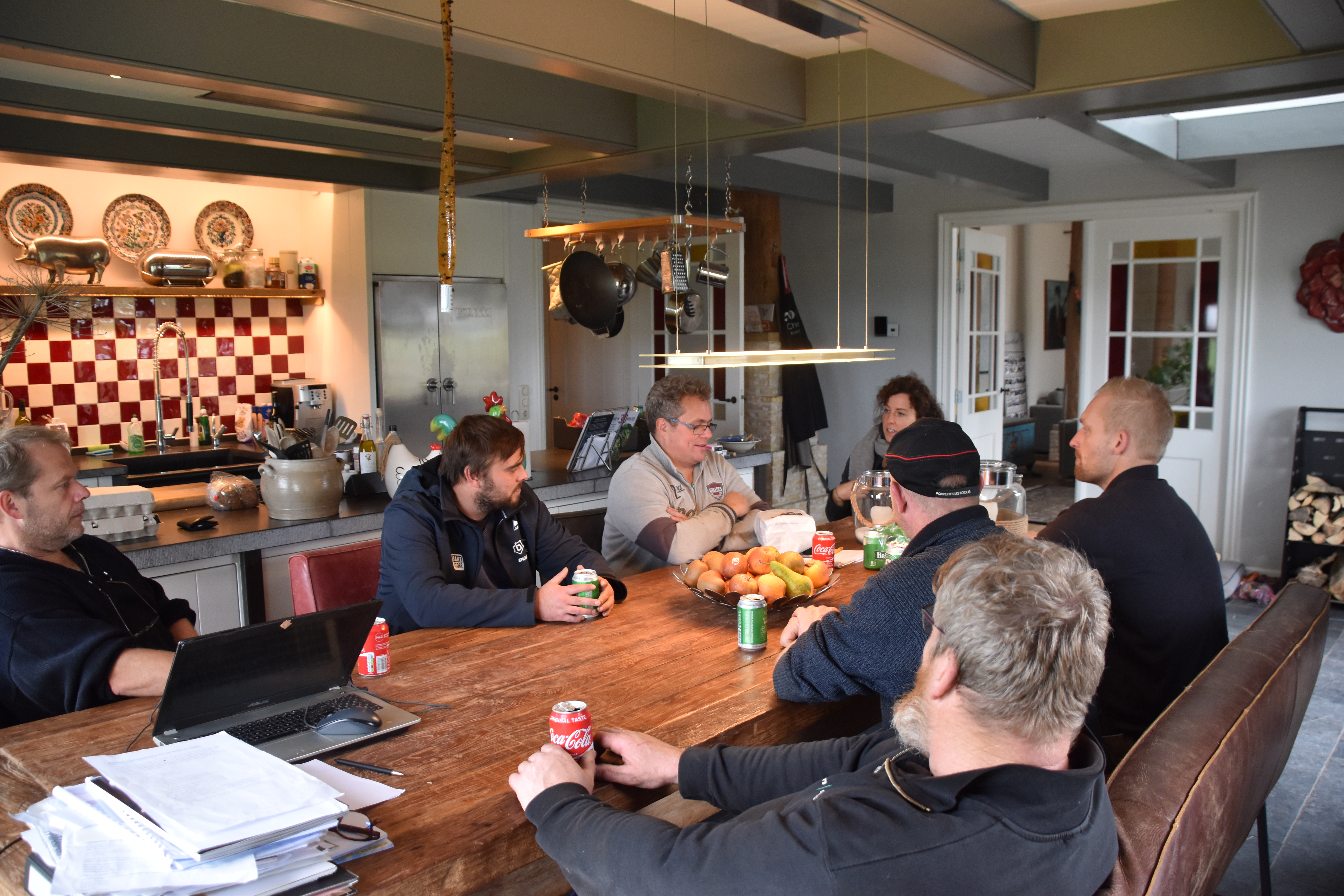 Overleg van de bemanning bij de start van de restauratie