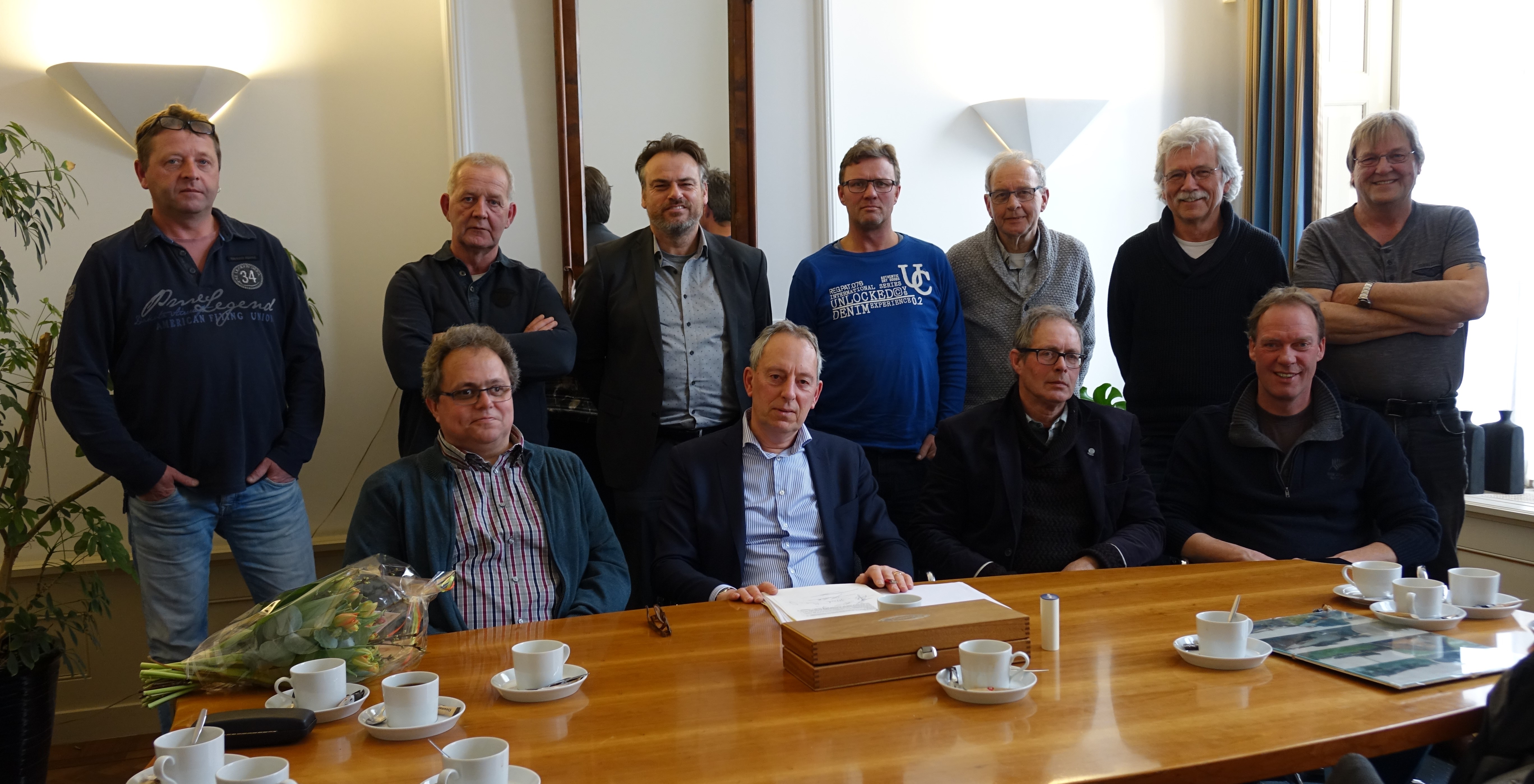 Ondertekening van de koopovereenkomst van het skûtsje bij notaris Hellema in Dokkum