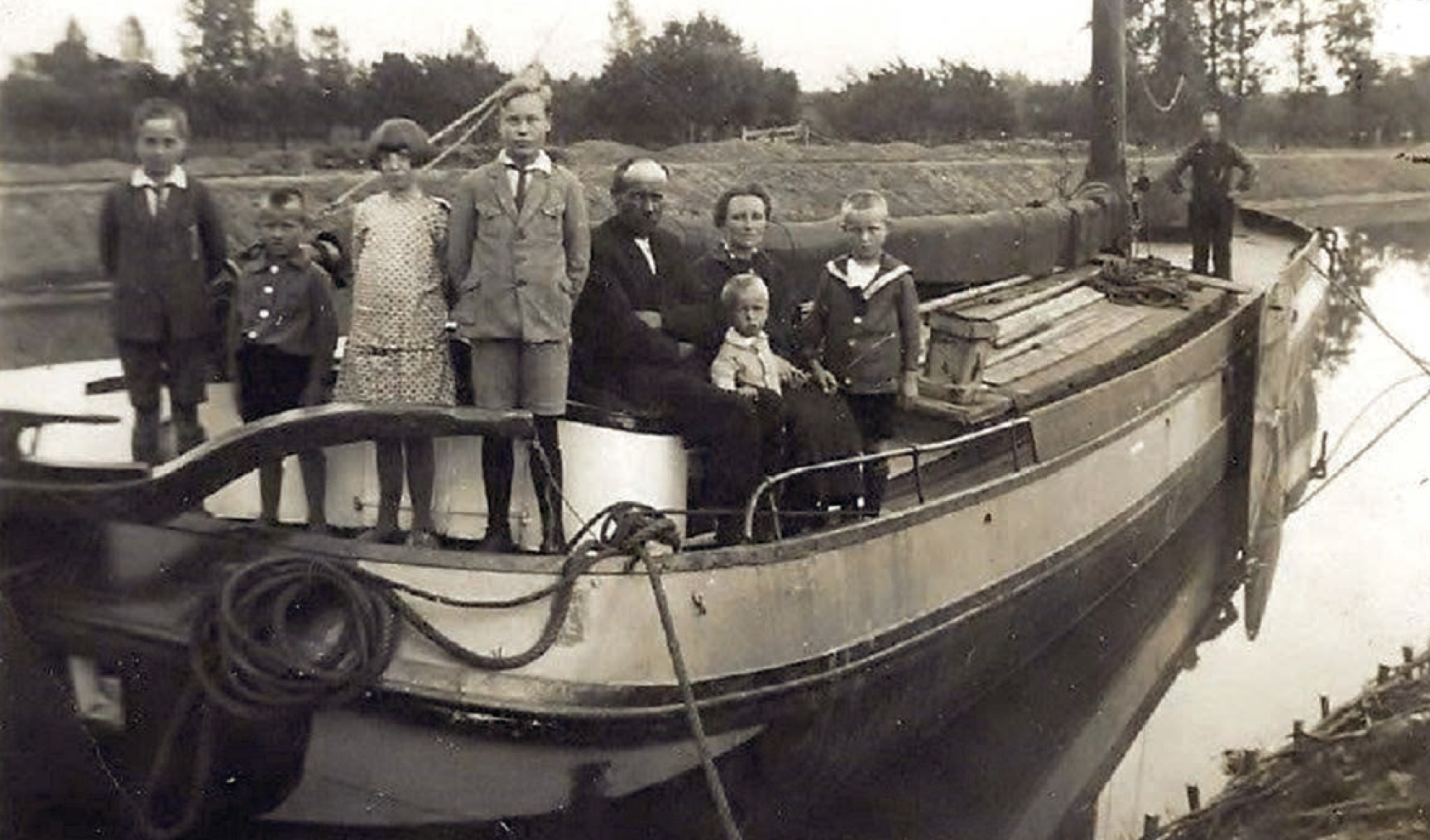 De familie Van der Werf op het skûtsje in Heerde, 1930