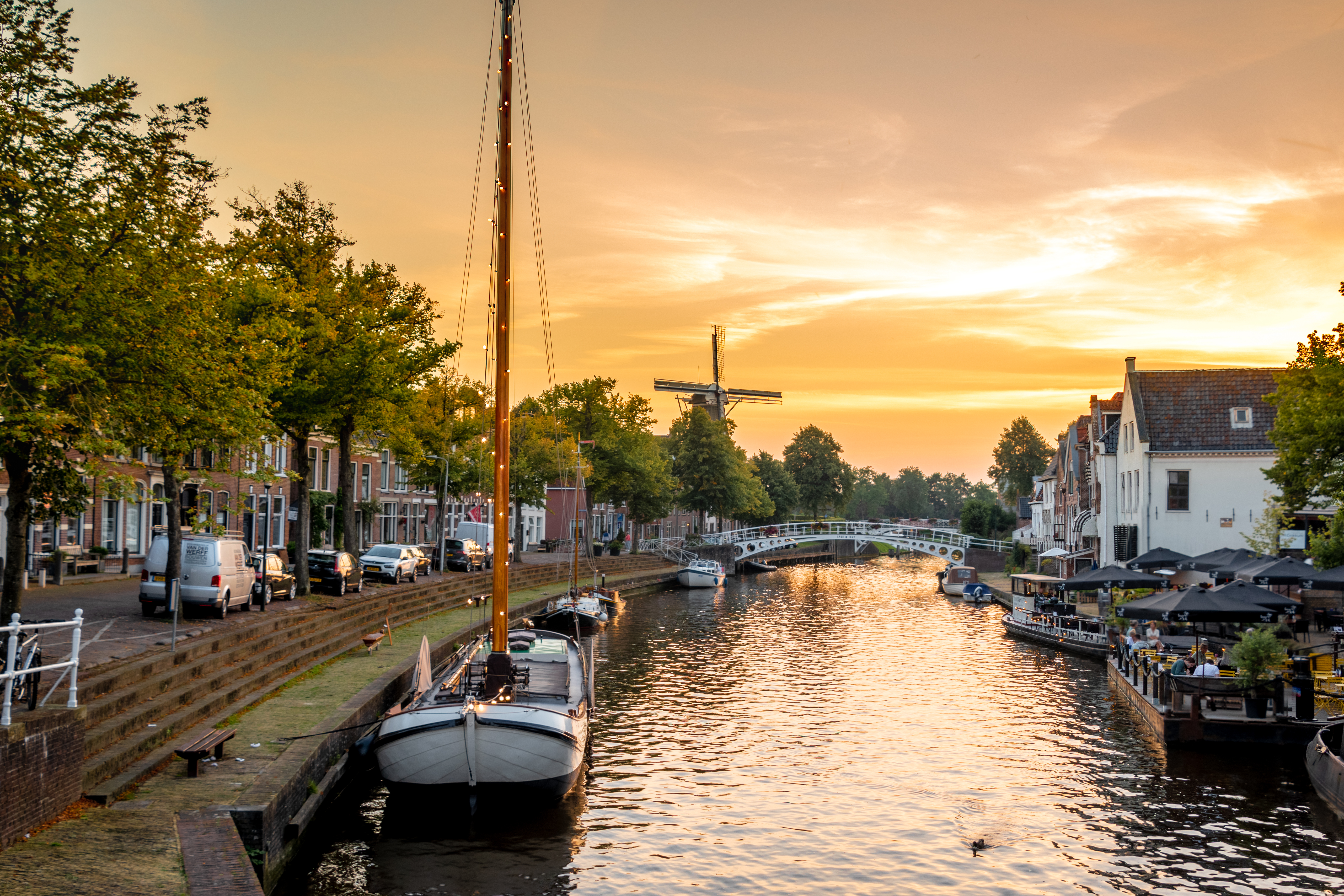 Skûtsje Ebenhaëzer afgemeerd in de Dokkumer binnenstad bij zonsondergang